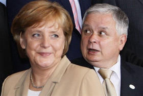 La canciller alemana Ángela Merkel, junto al presidente polaco Lech Kaczynski, en la finalizada Cumbre de la UE
