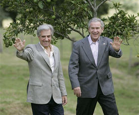 Los presidentes George W. Bush, de EE UU, y Tabaré Vázquez, de Uruguay