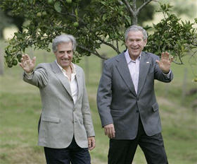 Los presidentes George W. Bush, de EE UU, y Tabaré Vázquez, de Uruguay. (AP) Los presidentes George W. Bush, de EE UU, y Tabaré Vázquez, de Uruguay