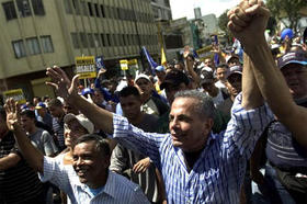 Manuel Rosales (al frente), gobernador del estado de Zulia, calificó de 'golpe constitucional' la propuesta de Chávez. (EFE)