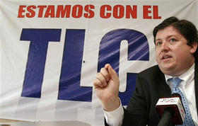 El ministro costarricense de Comercio, Alberto Trejos, durante una conferencia de prensa a favor del TCL. (AP)