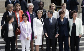 El presidente francés Nicolas Sarkozy junto a las 11 mujeres que integran su gabinete. (AP)