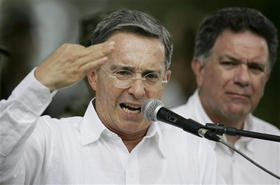 El presidente Álvaro Uribe, junto al Comisionado para la Paz de Colombia, Carlos Restrepo. (AP)