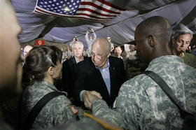 El vicepresidente norteamericano Dick Cheney, en una visita a las tropas de su país en Irak