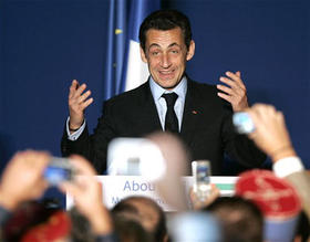El presidente Nicolás Sarkozy durante un encuentro con la comunidad francesa en los Emiratos Árabes Unidos. (AP)