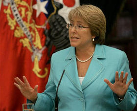 La presidenta de Chile pidió una sanción severa para el militar, nieto de Pinochet, que defendió el golpe de Estado. (AP)