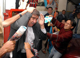 Un congresista ecuatoriano es atacado a la salida de un hotel en Quito. (AP) Un congresista ecuatoriano es atacado a la salida de un hotel en Quito