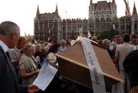 Manifestación frente al Parlamento húngaro para pedir la dimisión del primer ministro