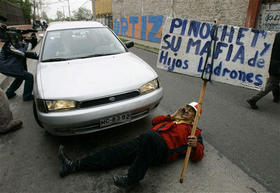 Un chileno protesta frente a la prisión donde fueron recluidos los hijos del ex dictador por presunta malversación de fondos públicos