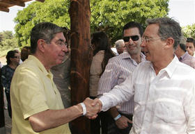 El presidente de Costa Rica, Oscar Arias (izq.), saluda a su homólogo colombiano. (AP)