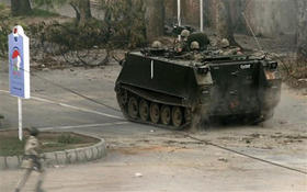 Un tanque del Ejército paquistaní, durante la operación en la Mezquita Roja de Islamabad