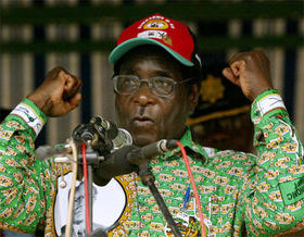 El dictador de Zimbabue, Robert Mugabe, durante la farsa electoral de 2005