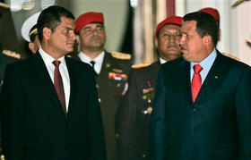 El presidente de Ecuador, Rafael Correa (izq.), junto al venezolano Hugo Chávez, durante la visita urgente del primero a Caracas