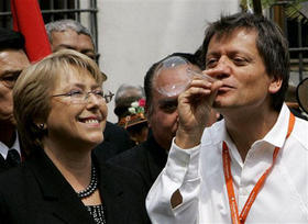 La presidenta de Chile, Michelle Bachelet, recibe en La Moneda a grupos culturales iberoamericanos