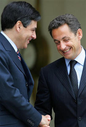 El presidente francés Nicolas Sarkozy (dcha.), acompañado por el nuevo primer ministro que acaba de designar, Francois Fillon