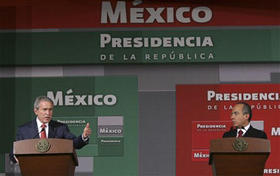 El presidente mexicano Felipe Calderón junto a George W. Bush en Mérida