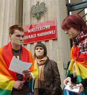 Activistas del grupo Jóvenes contra la Homofobia protestan frente al Ministerio de Educación en Polonia