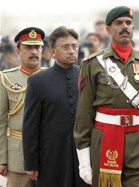 El presidente pakistaní Pervez Musharraf (centro), ahora de civil, pasa revista a la guardia de honor