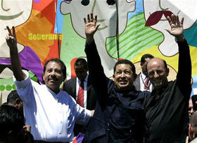 Los presidentes de Nicaragua y Venezuela, Daniel Ortega y Hugo Chávez, junto a Carlos Lage, en la 'cumbre alternativa'. (AP)