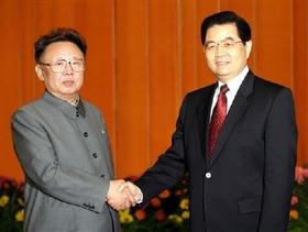 Kim Jong Il saluda al presidente chino Hu Jintao