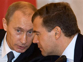 Vladimir Putin y el candidato a la presidencia de Rusia Dimitri Medvedev, durante una reunión del Consejo de Estado