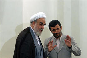 El presidente iraní Mahmoud Ahmadinejad junto a uno de sus colaboradores. (AP)