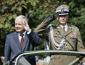 El presidente polaco Lech Kaczynski, durante la ceremonia por el Día de las Fuerzas Armadas