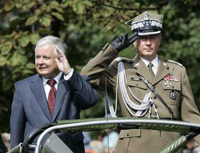 El presidente polaco Lech Kaczynski, durante la ceremonia por el Día de las Fuerzas Armadas. (EFE) El presidente polaco Lech Kaczynski, durante la ceremonia por el Día de las Fuerzas Armadas