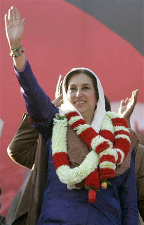 La ex primera ministra de Pakistán, Benazir Bhutto, minutos antes de ser asesinada. (AP)