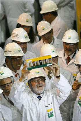 El presidente de Brasil, Lula da Silva, enseña unas muestras de biodiesel durante a una visita a Petrobrás
