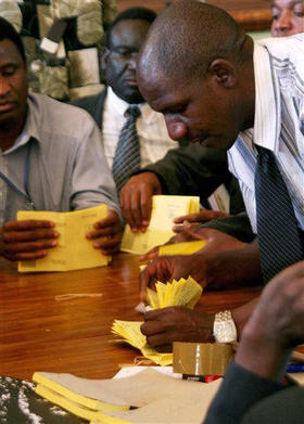 Recuento de votos en Zimbabue, a petición del partido gubernamental. (AP) Zimbabue