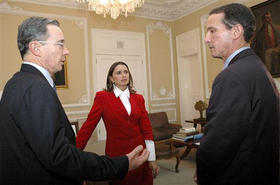 El presidente de Colombia Álvaro Uribe (izq.) habla con el nuevo canciller, Fernando Araujo (dcha.), y con la ex ministra María Consuelo Araujo