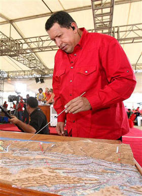 Hugo Chávez observa un mapa durante la emisión del programa 'Aló, Presidente'