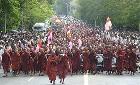 Monjes budistas marchan en protesta contra el gobierno militar birmano