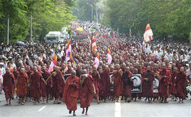 Monjes budistas marchan en protesta contra el gobierno militar birmano. (AP) Monjes budistas marchan en protesta contra el gobierno militar birmano