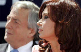 La candidata presidencial Cristina Fernández de Kirchner, junto a su esposo Néstor Kirchner. (AP)