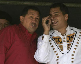 Rafael Correa, presidente de Ecuador (dcha.), junto al venezolano Hugo Chávez
