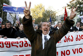 Activistas de la oposición georgiana se manifestaron contra el gobierno de Saakashvili. (AP)