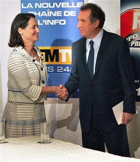 La candidata socialista Ségolène Royal saluda al centrista François Bayrou
