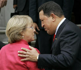 Hugo Chávez recibe a la presidenta chilena Michelle Bachelet en el Palacio de Miraflores