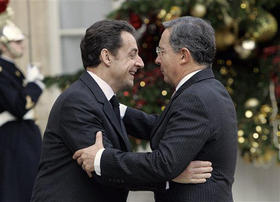 Los presidentes Nicolas Sarkozy, de Francia, y Álvaro Uribe, de Colombia. (AP)