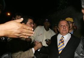 El candidato presidencial ecuatoriano, Álvaro Noboa, durante un mitin electoral