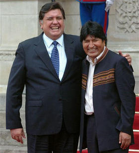 Los presidentes de Perú y Bolivia, Alan García (izq.) y Evo Morales, en el Palacio Presidencial de Lima
