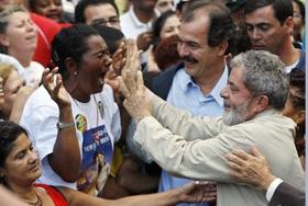 Lula junto a sus simpatizantes tras un mitin de su campaña electoral. (AP) Lula junto a sus simpatizantes tras un mitin de su campaña electoral