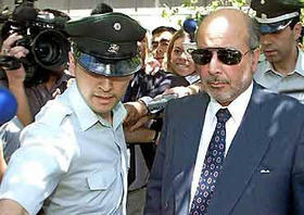 El juez chileno Juan Guzmán (dcha.), tras ordenar la realización de pruebas médicas a Pinochet en 2001