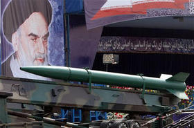 Misiles iraníes, con la foto del ayatolá Khomeini de fondo, durante una ceremonia por el Día de las Fuerzas Armadas