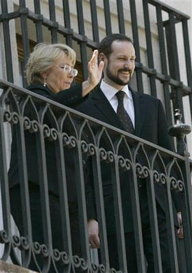 La presidenta de Chile, Michelle Bachelet, junto al príncipe de Noruega, Haakon Magnus