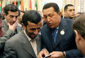 Los presidentes Hugo Chávez, de Venezuela, y Mahmoud Ahmadineyad, de Irán, durante la Cumbre de la OPEP.
