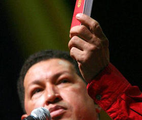 Hugo Chávez muestra un ejemplar en miniatura de la nueva propuesta constitucional. (AP/MP)