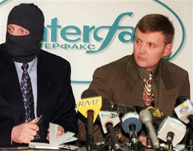 Alexander Litvinenko (dcha.) y un agente ruso de inteligencia